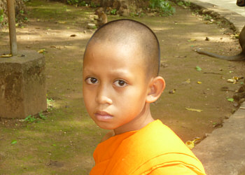 Junger Mönch am Wat Suvankuha